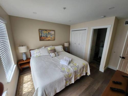 希尔顿黑德岛Classy & comfortable condo!的卧室配有一张带白色床单和枕头的大床。