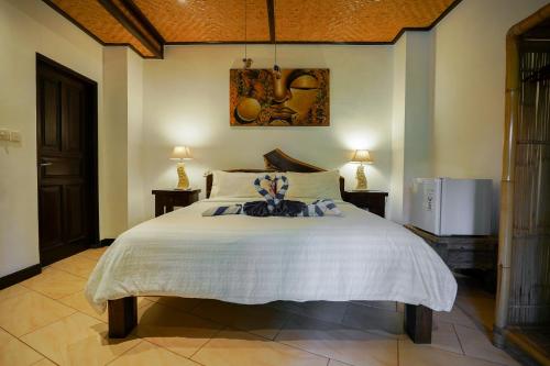塞莱马德加Istana Balian - Boutique Hotel Resort的卧室配有一张白色大床