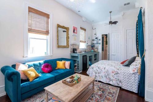 新奥尔良Historic Victorian Studio Near City Park NOMA Bayou St John的客厅配有蓝色的沙发和床。