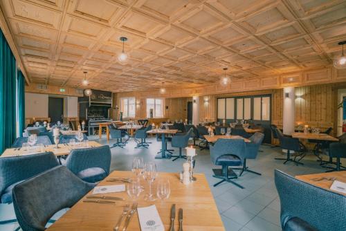 拉夏贝尔德邦达Terra-Beka Lodge的餐厅设有木制天花板和桌椅