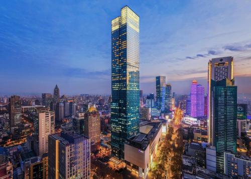 南京南京丽思卡尔顿酒店的夜晚在城市里高耸的摩天大楼