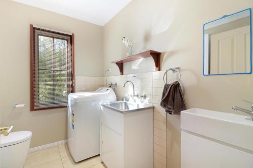 JamiesonJamieson Getaway的白色的浴室设有水槽和卫生间。