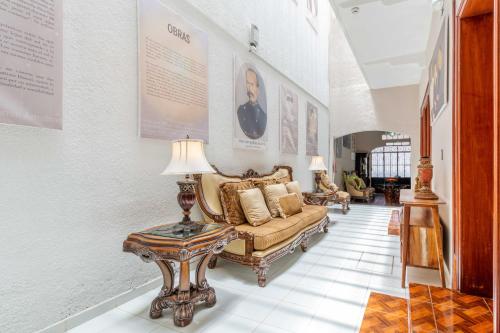 莱昂Hostería Casa Miranda Marquez的客厅配有沙发和桌子
