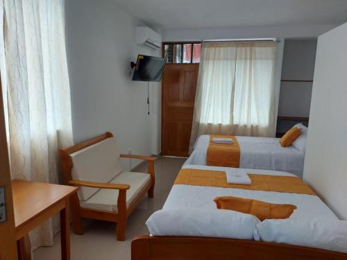 YurimaguasMajestic Mical的酒店客房,配有两张床和椅子