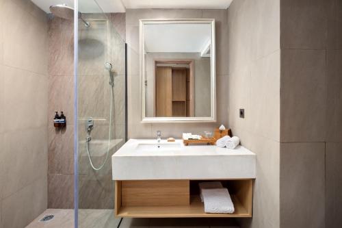 Sima Sumba Hotel的浴室配有白色水槽和淋浴。