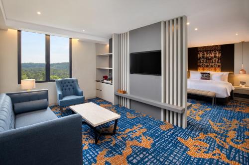 Sima Sumba Hotel的酒店客房配有一张特大号床和一间客厅。