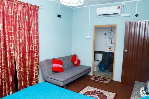 士兆Villa Uda @ SIBLINGS Cottage的带沙发和红色枕头的客厅
