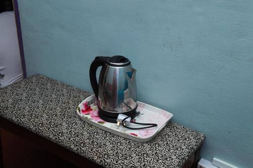 士兆Villa Uda @ SIBLINGS Cottage的桌子上盘子上的茶壶