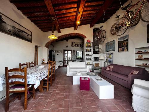 费拉约港Eroico sul Mare的客厅配有桌子和沙发