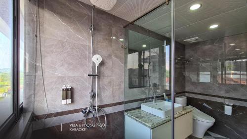 下龙湾Chuỗi Villa FLC (4 Ngủ, 5 Ngủ, 6 Ngủ)的带淋浴、卫生间和盥洗盆的浴室