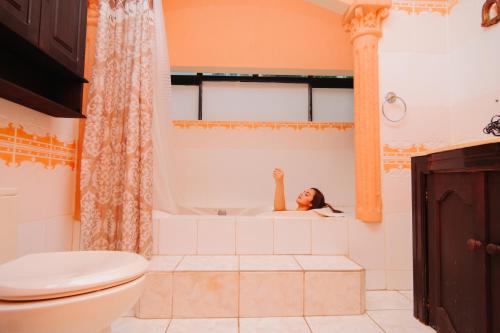 科万Hotel Boutique Casa José的妇女在浴室的浴缸里躺着