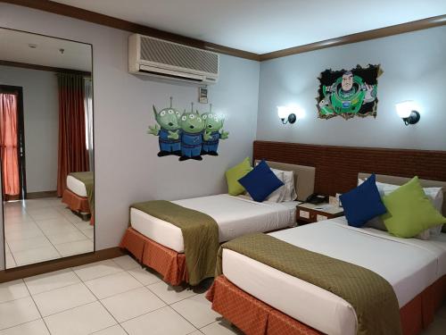 碧瑶金松酒店的酒店客房,设有两张床和镜子