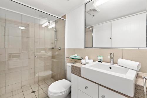 凯恩斯Cairns Central Plaza Apartment Hotel Official的一间带水槽、卫生间和淋浴的浴室