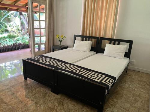 科伦坡奥卢科伦坡别墅 的卧室内的一张带两个枕头的床