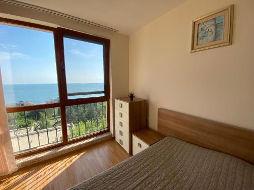 埃勒尼特Sea view apartment in Sveti Vlas的一间卧室设有一张床和一个大窗户