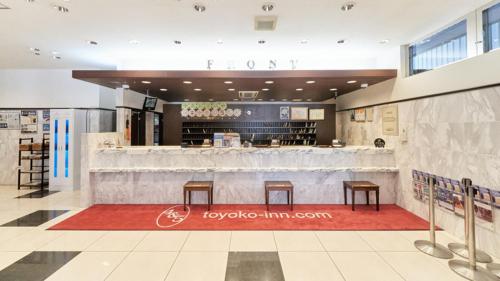 名古屋Toyoko Inn Nagoya Sakae的餐厅大堂设有柜台和凳子