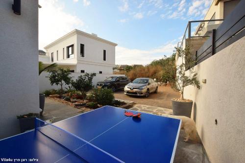 马格达拉Allen suite的房屋阳台的蓝色乒乓球桌