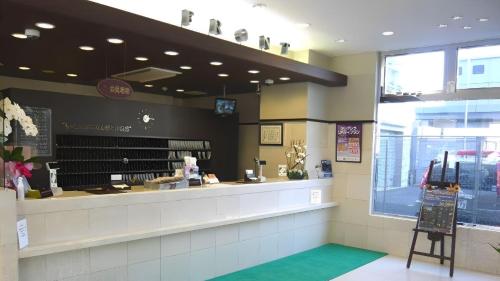 端岛Toyoko Inn Gifu-hashima-eki Shinkansen Minami-guchi的一间设有柜台和窗户的快餐店