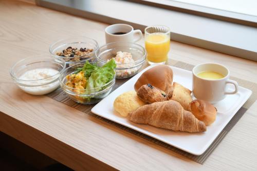 东京上野广小路R＆B酒店的一张桌子,上面放着一盘面包和咖啡