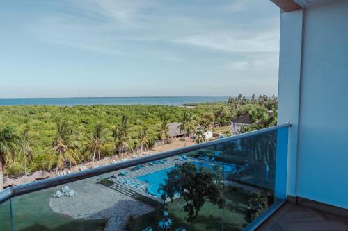 坦噶Tanga Beach Resort & Spa的从度假村的阳台上可欣赏到海滩景色