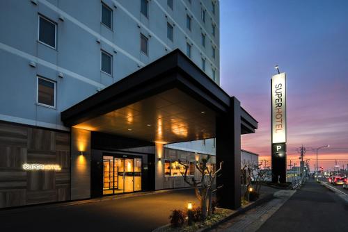 四国中央市Super Hotel Shikoku-chuo的前面有标志的建筑