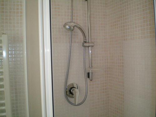科拉托Hotel Zio Cataldo的浴室内配有淋浴和头顶淋浴