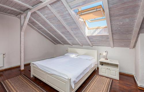奥尔海伊瓦特里酒庄酒店的卧室配有白色的床和天窗