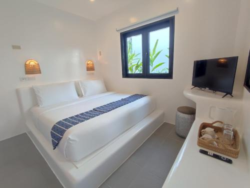 卢纳将军城Hostel Bajala Siargao的白色的卧室设有床和窗户