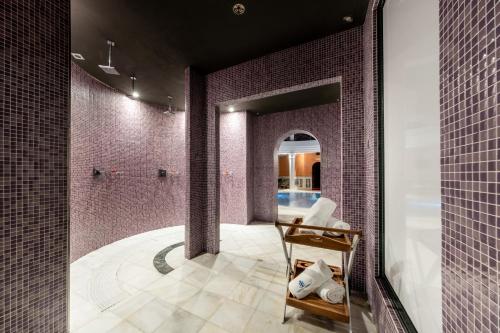 索拉雷斯Castilla Termal Solares的浴室设有紫色瓷砖墙