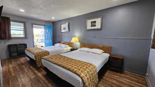 弗拉格斯塔夫旅行者酒店 的酒店客房设有两张床和壁炉