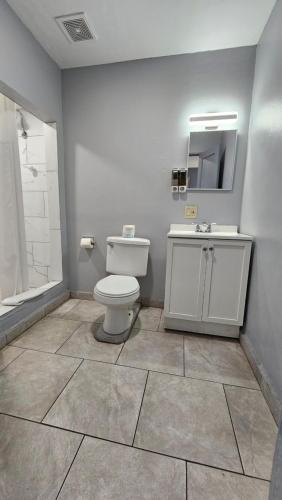 弗拉格斯塔夫旅行者酒店 的一间带卫生间、水槽和镜子的浴室