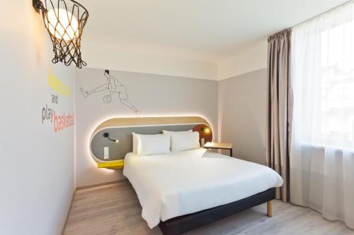 考纳斯IBIS Styles Kaunas Centre的酒店客房设有床和窗户。