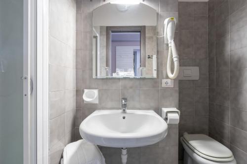 阿拉西奥Hotel Danio Lungomare的浴室配有白色水槽和卫生间。