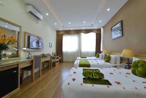 河内蓝河内宾馆的酒店客房配有两张床和一张书桌