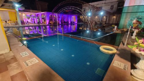 穆扎夫法尔普尔Ratna Hotel & Banquet的一个带游泳池的室内游泳池