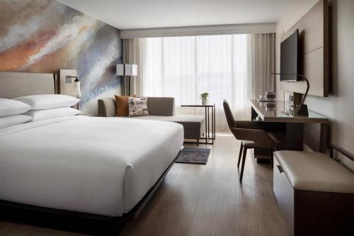 托伦斯托兰斯雷东多海滩万豪的一间酒店客房,配有一张白色的床和一张书桌
