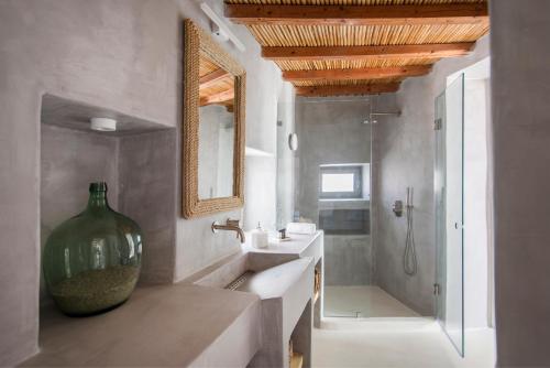 帕罗斯岛Rina Houses的浴室设有大型花瓶,位于水槽旁边