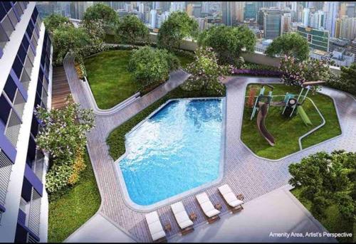 马尼拉Air Residences Makati - fully furnished condo with skyline views!的享有大楼游泳池的顶部景致