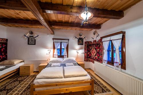 BrebPensiunea Marioara的一间卧室设有两张床和两个窗户。