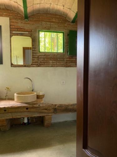 瑞达里那EL PALLER的浴室设有水槽和墙上的镜子