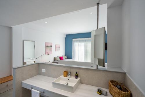 克拉法吉亚Casa Manolesos的一间带水槽和镜子的浴室