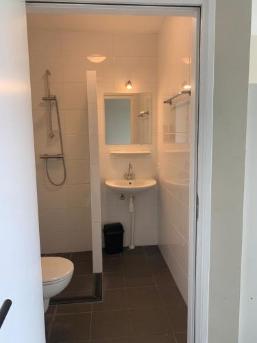 SiebengewaldHiway Motel的一间带水槽和卫生间的浴室