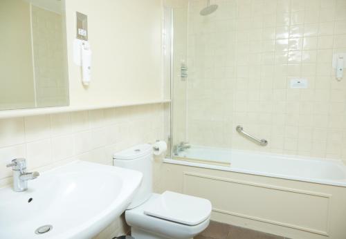 奇切斯特Trents by Greene King Inns的浴室配有卫生间、盥洗盆和淋浴。