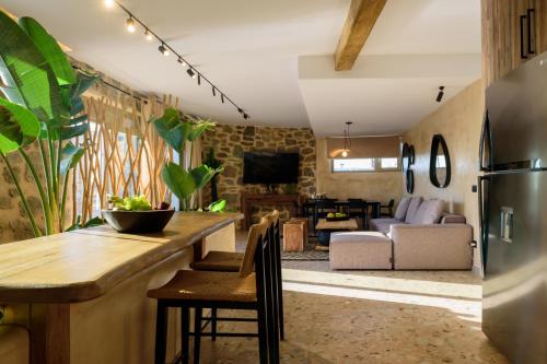 米克诺斯城Vrachos Suites Mykonos的一间带桌子的厨房和一间客厅