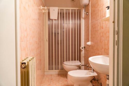 坎丕里亚麦利蒂玛Affitta Camere Lido&Lida的一间带卫生间和水槽的浴室