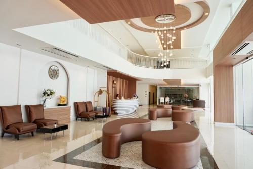 农布M CASA HOTEL PATTAYA的大堂设有皮椅和等候室
