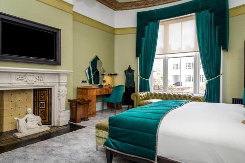 都柏林31号旅馆的一间卧室配有一张床和一个壁炉
