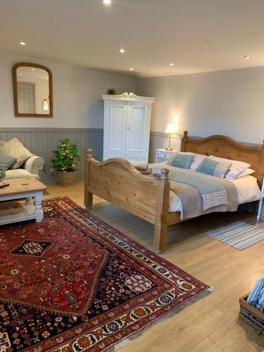 灵伍德Little Banks Cabin的一间卧室配有木床和地毯。