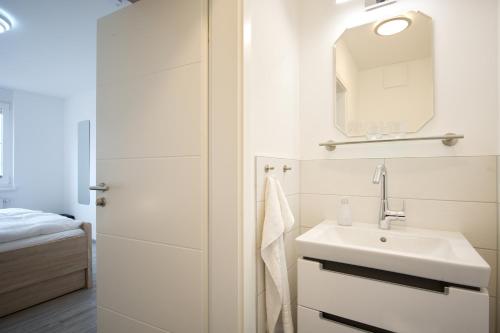 耐德西茨Ferienwohnung Hogwarts的白色的浴室设有水槽和镜子