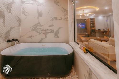 开罗Arabella Residence的一间带浴缸的浴室